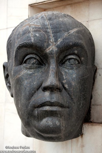 Monumental head of Juscelino Kubitschek, Brasilia, Brazil. Busto de Juscelino Kubitschek na Praca dos Tres Poderes, Brasilia.
