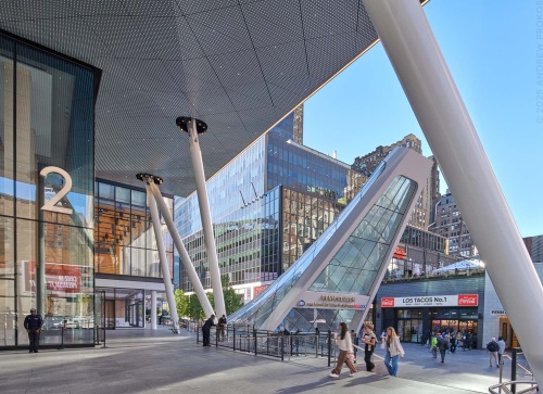 A view of the Bustle at Penn 2 and the entrance to Penn Station at Plaza 33 by Mdeas Architects. Photographed by architectural photographer Andrew Prokos for Vornado Realty Trust.