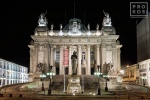 A view of the Palacio Tiradentes of Rio de Janeiro at night. Uma visão do Palácio Tiradentes do Rio de Janeiro à noite.
