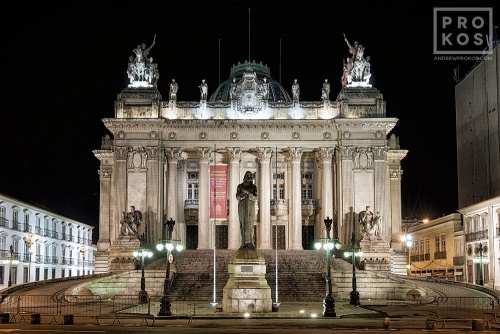 A view of the Palacio Tiradentes of Rio de Janeiro at night. Uma visão do Palácio Tiradentes do Rio de Janeiro à noite.