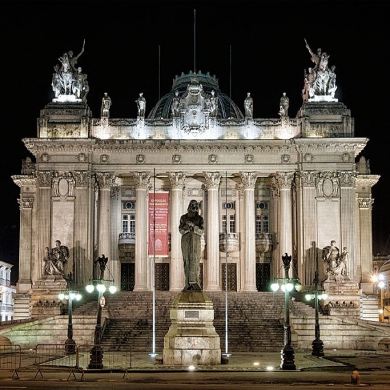 A view of the Palacio Tiradentes of Rio de Janeiro at night. Uma visão do Palácio Tiradentes do Rio de Janeiro à noite.