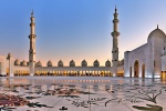 An ultra high-definition panoramic photo of Sheikh Zayed Grand Mosque at dusk, Abu Dhabi, UAE