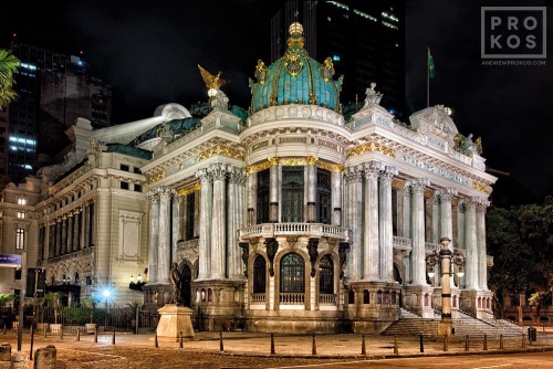 A view of the Theatro Municipal of Rio de Janeiro at night. Uma visão do Theatro Municipal do Rio de Janeiro à noite.