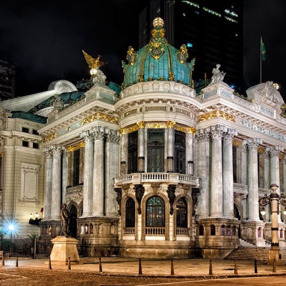 A view of the Theatro Municipal of Rio de Janeiro at night. Uma visão do Theatro Municipal do Rio de Janeiro à noite.