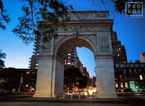 An architectural photo of the monumental arch at Washington Square at night, New York City